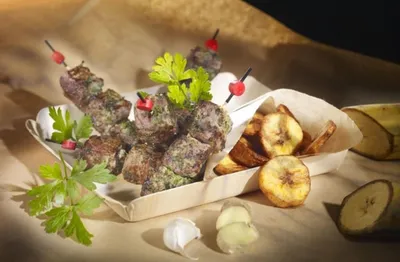 Brochettes de bœuf et bananes plantain